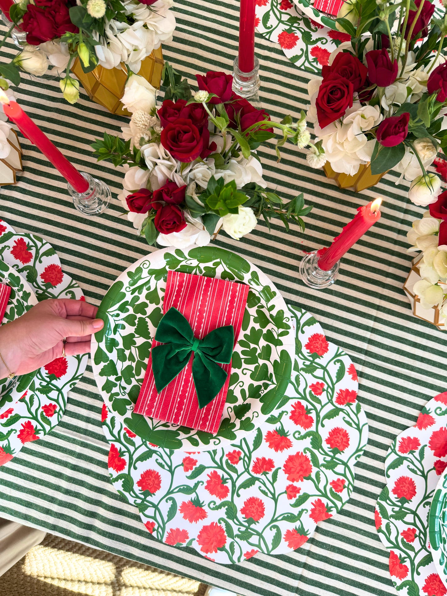 Carnation Scalloped Paper Placemats