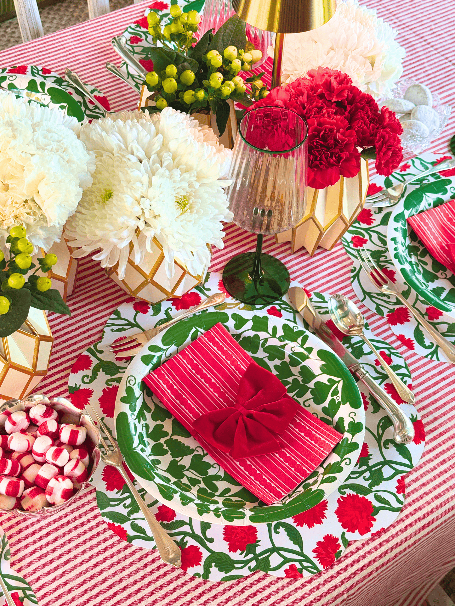 Carnation 1 Table Bundle (Placemats + 7" Plates + 10" Plates + Napkins)