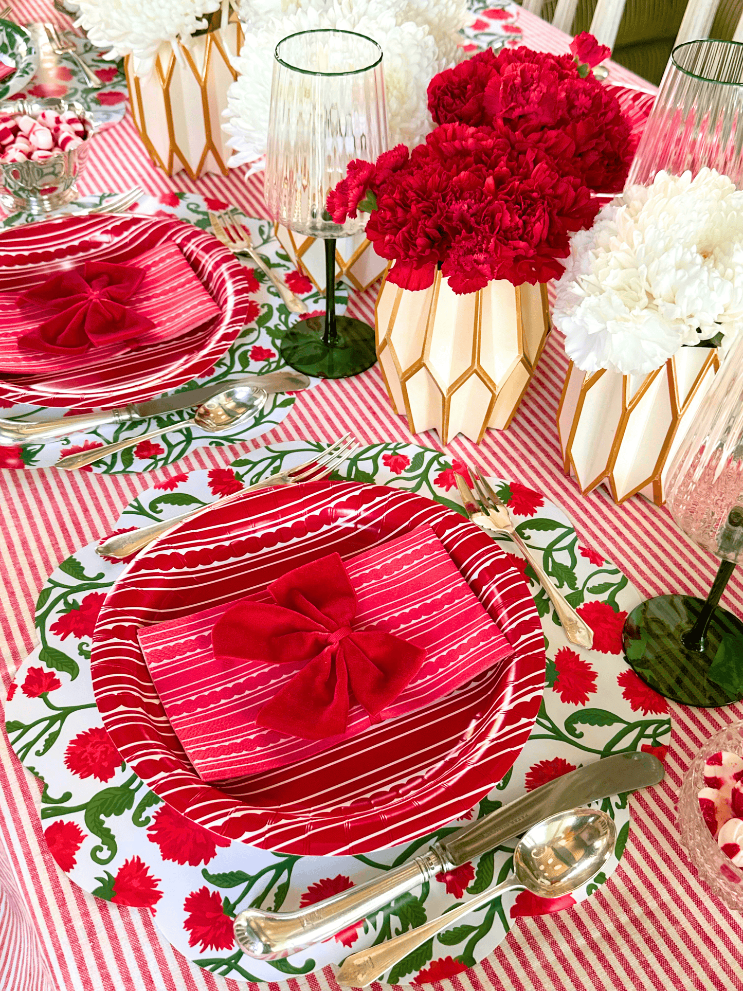 Carnation Scalloped Paper Placemats