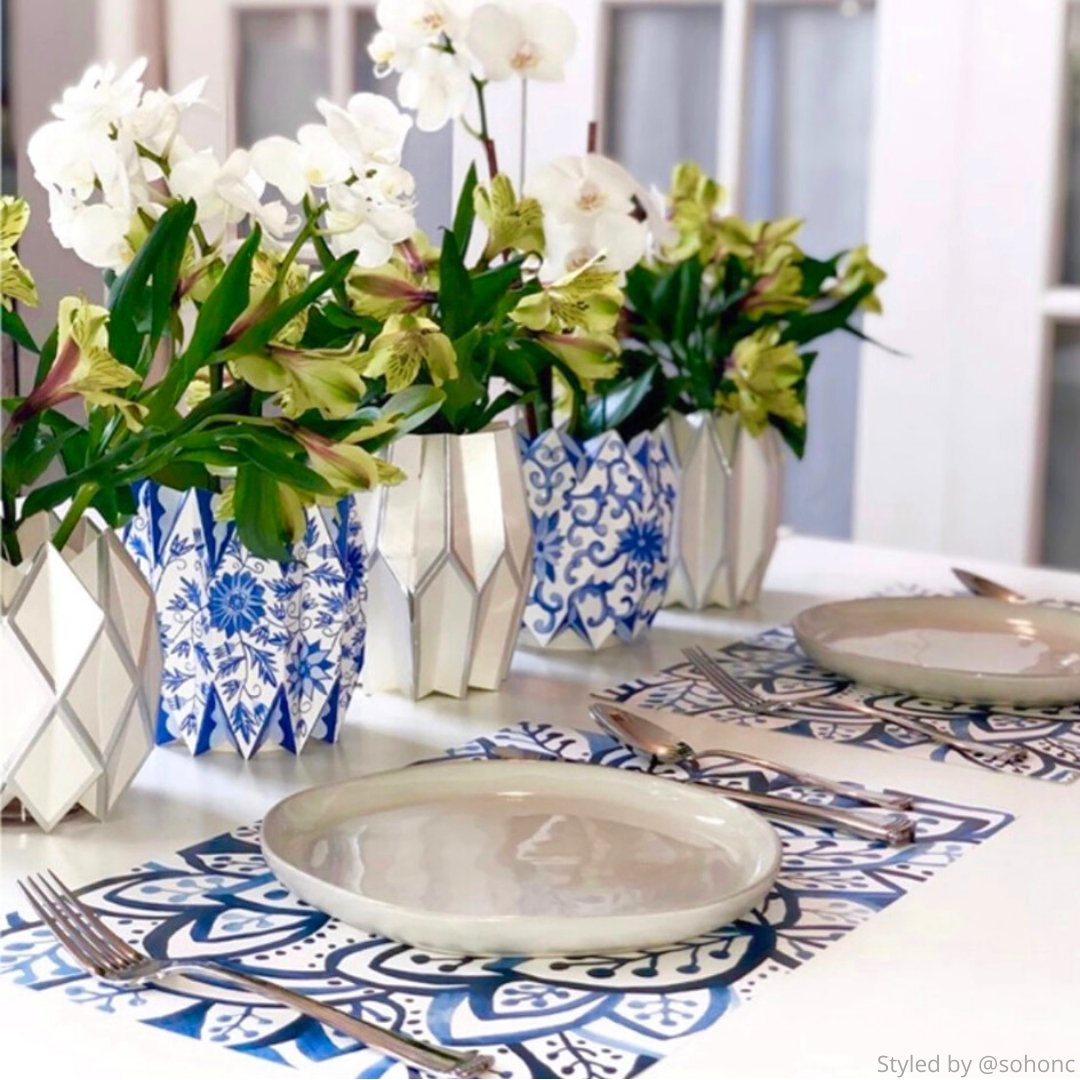 Table setting with blue and white centerpieces with flowers