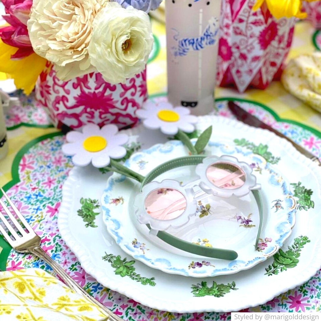 Table setting with a pink chinoiserie paper vase